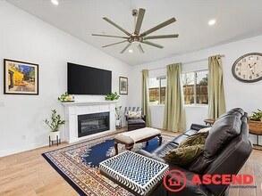 3300 Whispering Brk Ln in Shafter, CA - Building Photo - Building Photo