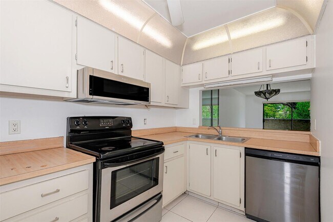 6075 N Sabal Palm Blvd, Unit 204 in Tamarac, FL - Building Photo - Building Photo