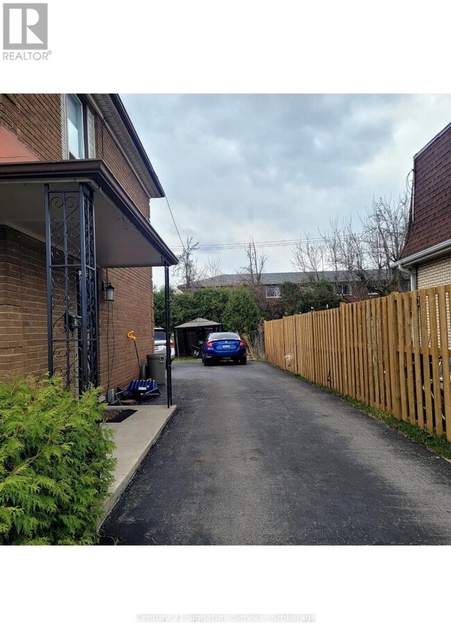 1374 Charles Dr in Burlington, ON - Building Photo - Building Photo