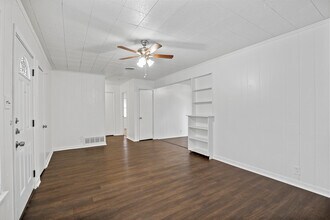 711 N Carroll Blvd in Denton, TX - Building Photo - Building Photo