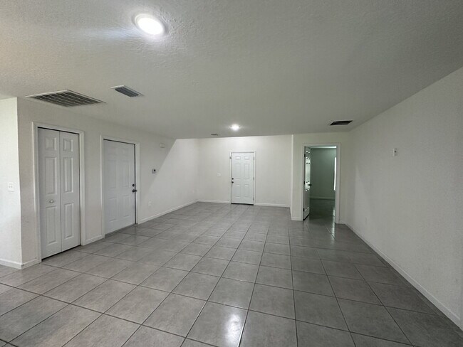 568 Americana Blvd NW in Palm Bay, FL - Building Photo - Building Photo