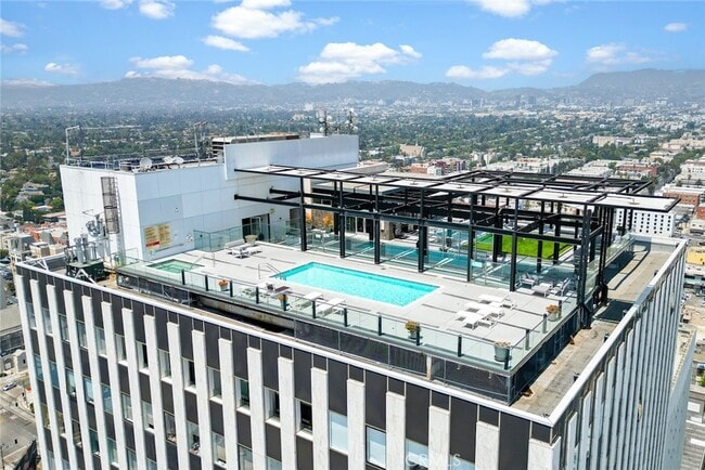 3810 Wilshire Blvd, Unit 303 in Los Angeles, CA - Foto de edificio - Building Photo