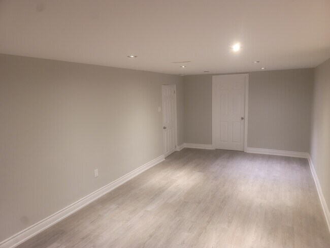 36 Sanatorium Rd in Hamilton, ON - Building Photo - Building Photo