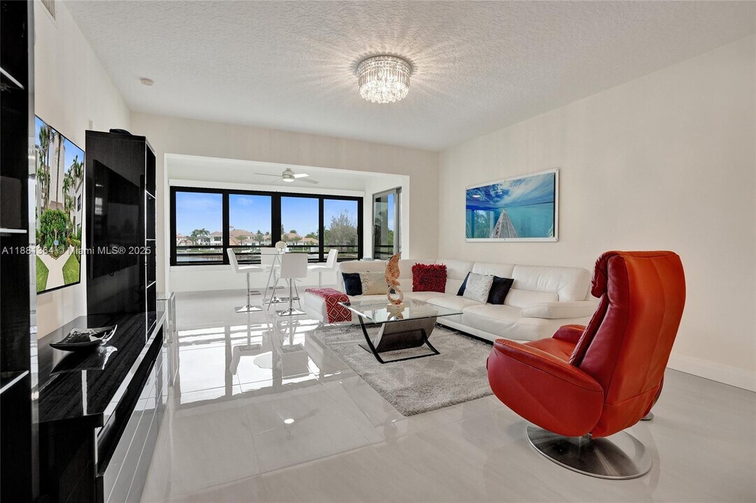 925 Oak Harbour Dr in Juno Beach, FL - Building Photo