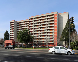 Flower Park Plaza Apartments in Santa Ana, CA - Foto de edificio - Building Photo