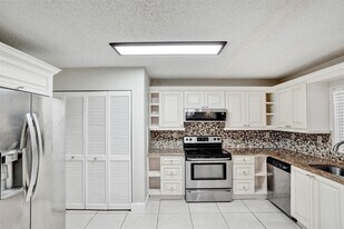 12215 Royal Palm Blvd in Coral Springs, FL - Building Photo