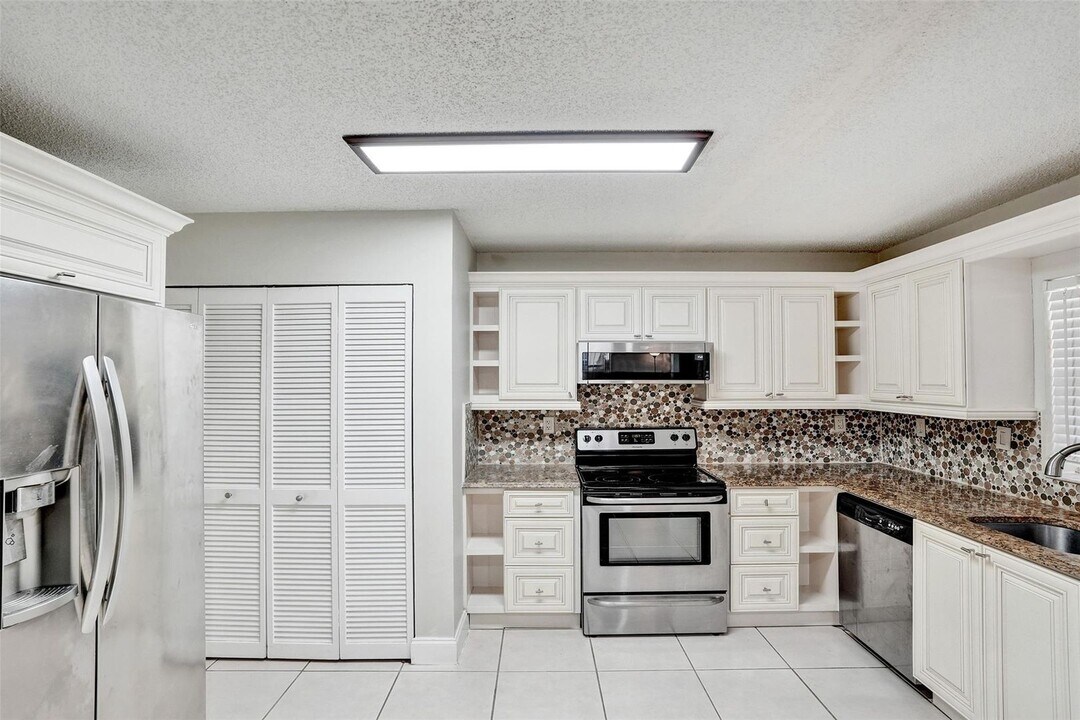 12215 Royal Palm Blvd in Coral Springs, FL - Building Photo