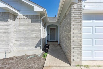 210 Dana Dr in Hutto, TX - Building Photo - Building Photo