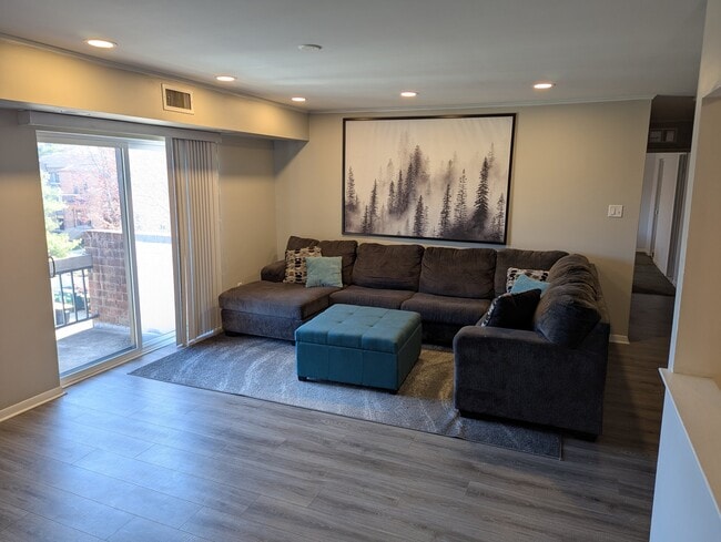 47301 Delaire Landing Rd, Unit 301 in Philadelphia, PA - Building Photo - Building Photo