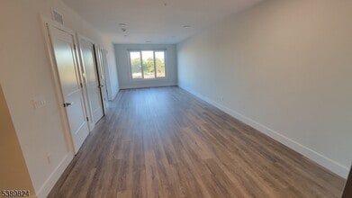 228 Park Ave in East Rutherford, NJ - Foto de edificio - Building Photo