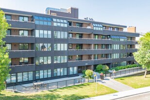 511 56th Ave SW in Calgary, AB - Building Photo