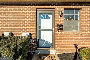 233 Holly Dr in King of Prussia, PA - Building Photo
