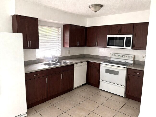 8521 Chinaberry Dr in Tampa, FL - Building Photo - Building Photo