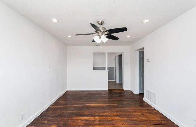 1910 Escalon Ave in San Antonio, TX - Foto de edificio - Building Photo