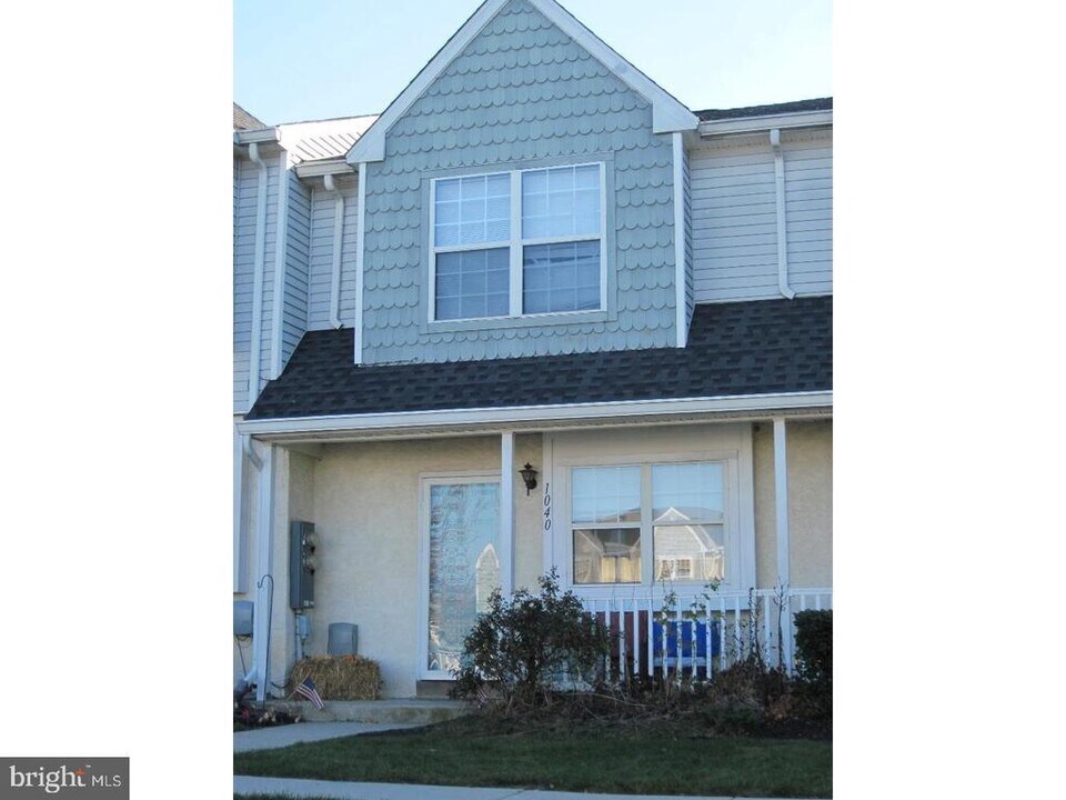 1040 Hillsboro Ct in Washington Township, NJ - Building Photo