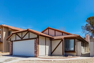 744 Summer Heights Ln in Las Vegas, NV - Building Photo - Building Photo