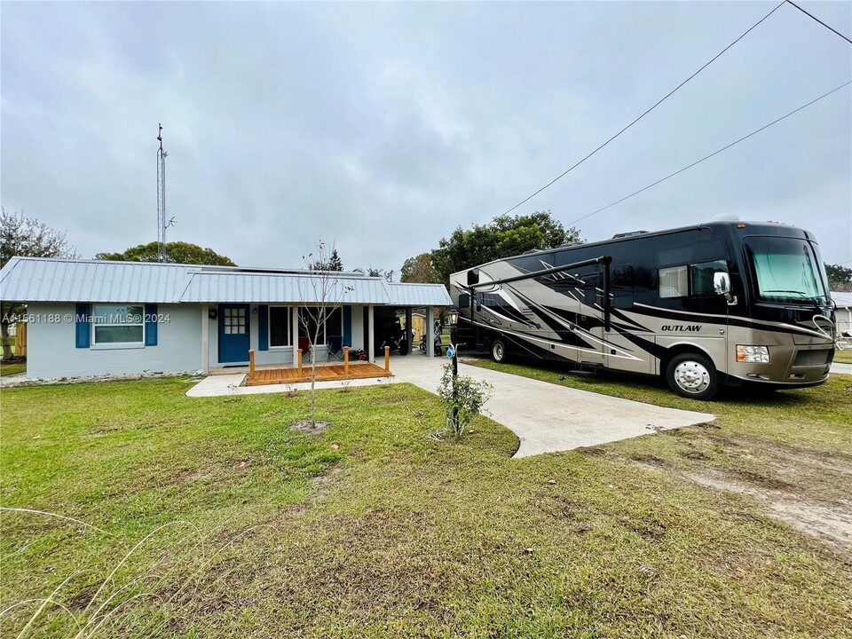 110 Lake Huntley Dr in Lake Placid, FL - Building Photo