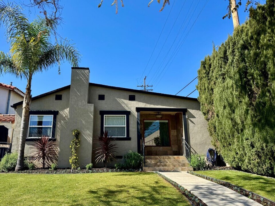 419 S Almont Dr in Beverly Hills, CA - Building Photo