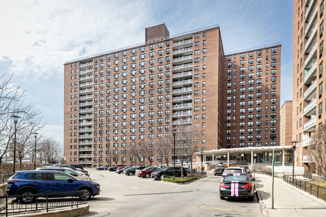 Argentine Tower in Corona, NY - Foto de edificio