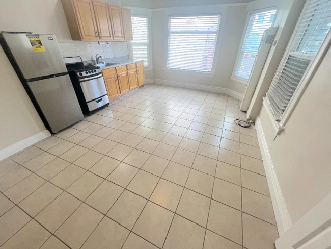 744 Pine Ave in Long Beach, CA - Building Photo - Building Photo