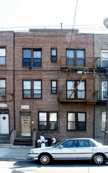 574 Maple St in Brooklyn, NY - Building Photo