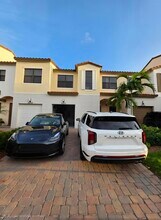 20914 NW 1st Dr in Pembroke Pines, FL - Foto de edificio - Building Photo