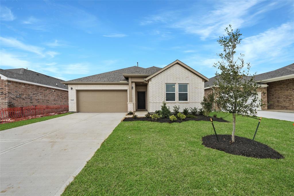 8415 Bay Oaks Dr in Baytown, TX - Building Photo