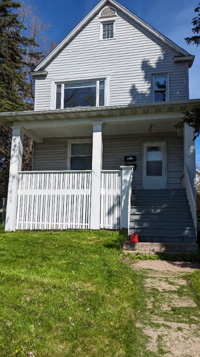 2241 W 11th St, Unit A in Duluth, MN - Building Photo