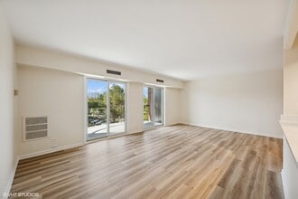 1515 E Central Rd in Arlington Heights, IL - Building Photo - Building Photo