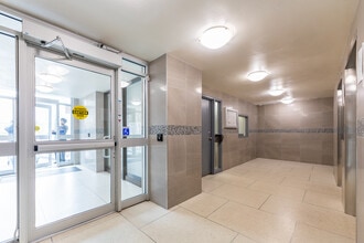 6161 Bathurst St in Toronto, ON - Building Photo - Building Photo