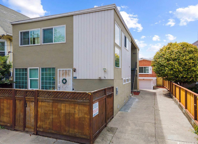 1047 Alcatraz Ave in Oakland, CA - Building Photo