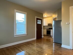 814 E Lincoln Ave, Unit Lower Rear in Milwaukee, WI - Building Photo - Building Photo