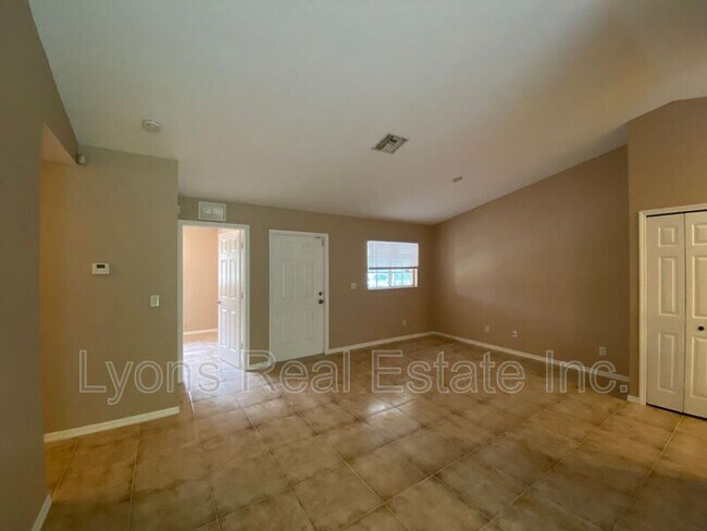 566 Nimitz Blvd in Lehigh Acres, FL - Foto de edificio - Building Photo