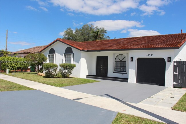 14635 SW 173rd St in Miami, FL - Foto de edificio - Building Photo