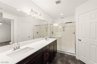 10525 Shiny Skies Dr in Las Vegas, NV - Building Photo - Building Photo