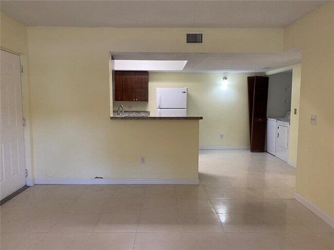 3670 N 56th Ave, Unit 705 in Hollywood, FL - Building Photo - Building Photo