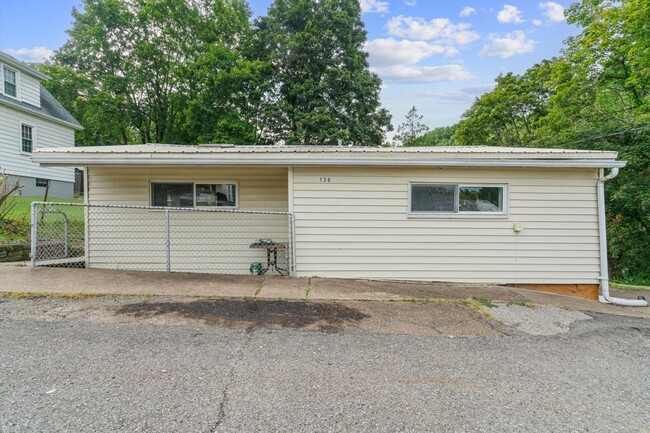 136 Locust St in Mckees Rocks, PA - Building Photo - Building Photo