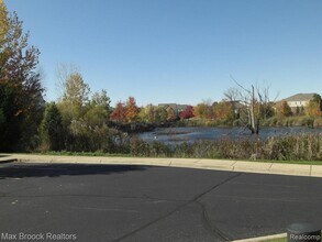 28017 Hopkins Dr in Novi, MI - Building Photo - Building Photo