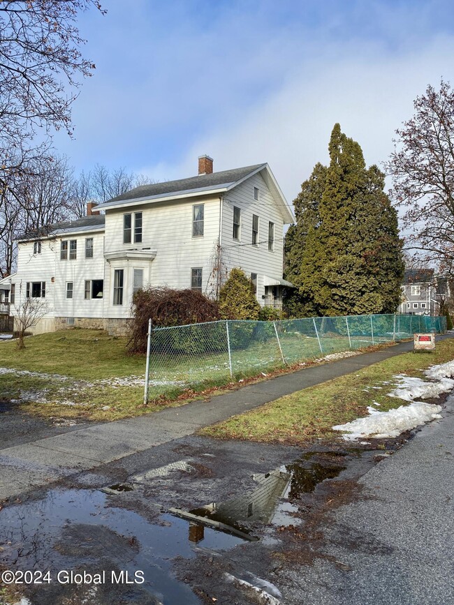 159 Clinton St in Saratoga Springs, NY - Building Photo - Building Photo