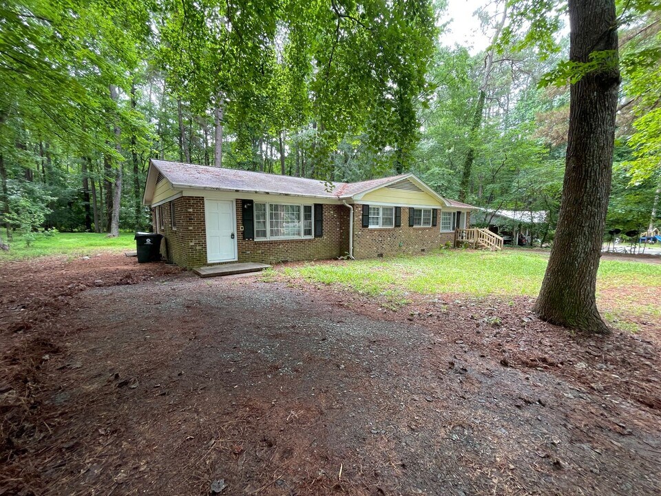 848 Old Graham Rd in Pittsboro, NC - Building Photo