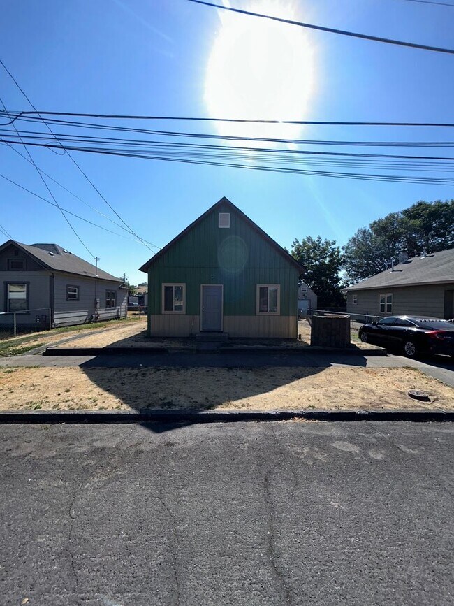 323 SW 16th St in Pendleton, OR - Building Photo - Building Photo