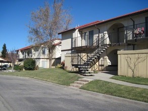 Sierra Vista Apartments in Tehachapi, CA - Building Photo - Building Photo