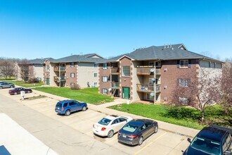5908-5924 Sutton Dr in Urbandale, IA - Foto de edificio - Primary Photo