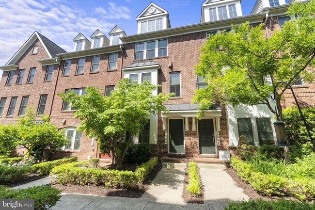 property at 2509 S Kenmore Ct