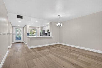 12500 SW 5th Ct in Pembroke Pines, FL - Foto de edificio - Building Photo