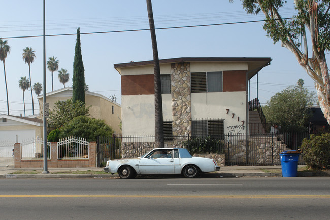 7717 S Main St in Los Angeles, CA - Building Photo - Building Photo