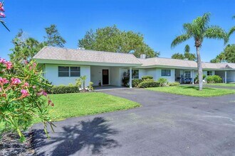 534 Sutton Pl in Longboat Key, FL - Building Photo - Building Photo