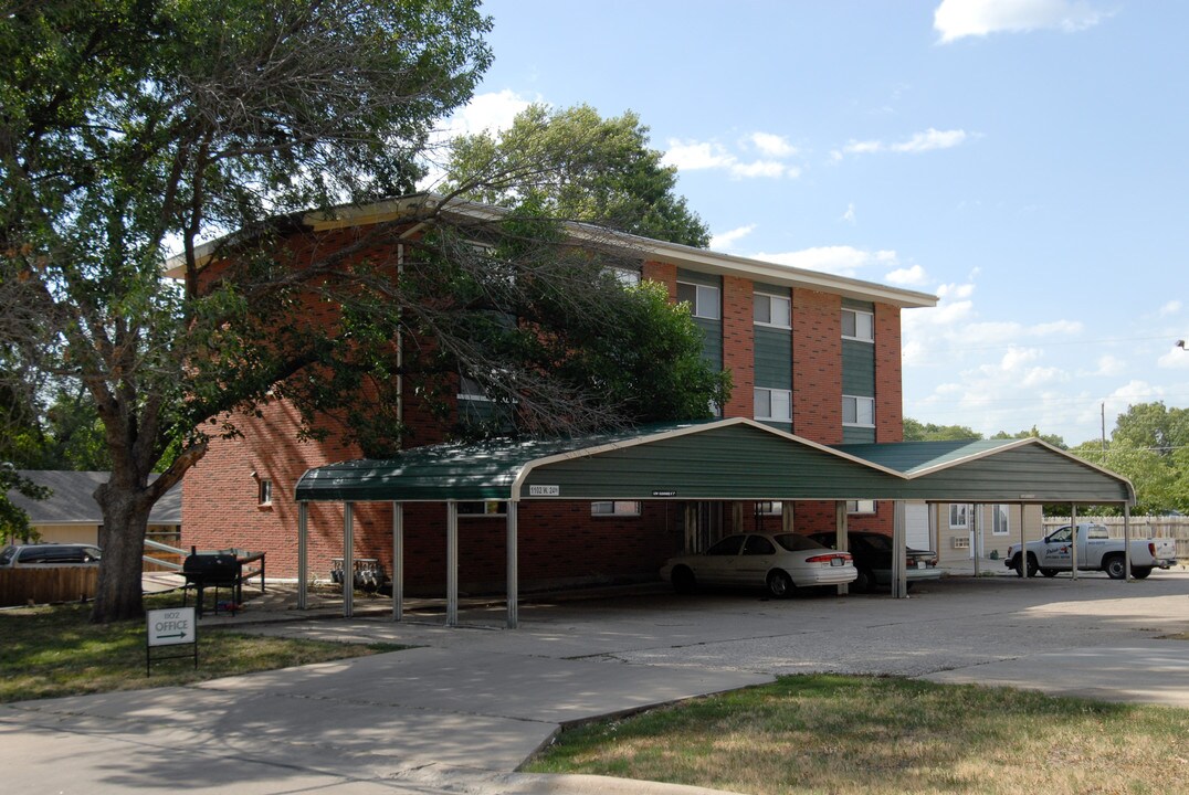 1102 W 24th St in Lawrence, KS - Foto de edificio