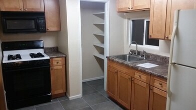2326 Riverside Dr, Unit DOWNSTAIRS in Los Angeles, CA - Foto de edificio - Building Photo
