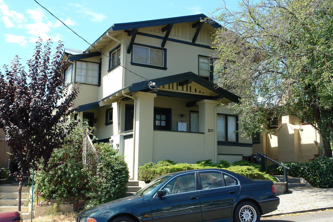 211 40th Street Way in Oakland, CA - Building Photo